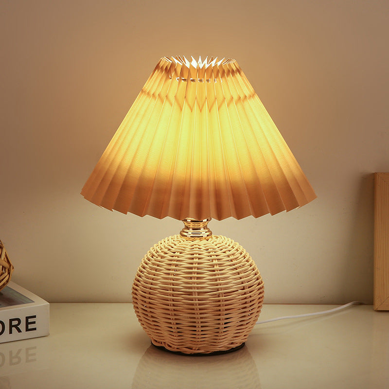 Nordic Rattan Faltstoff Kegelform LED Tischlampe 1-Lampe