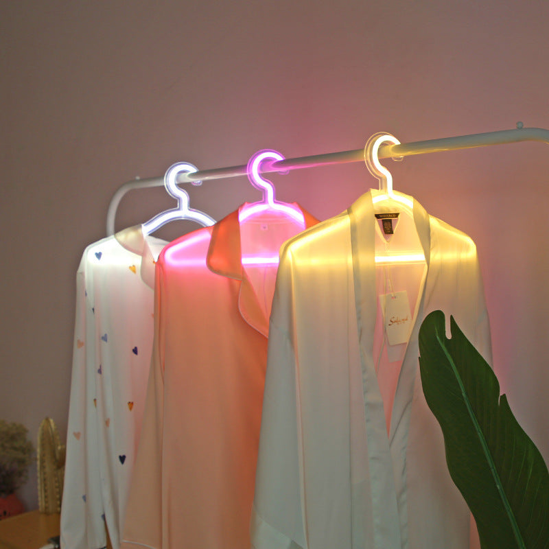 LichtHanger LED Kleiderbügel – Wiederaufladbarer Beleuchteter Bügel mit Luxuriösem Neonlicht