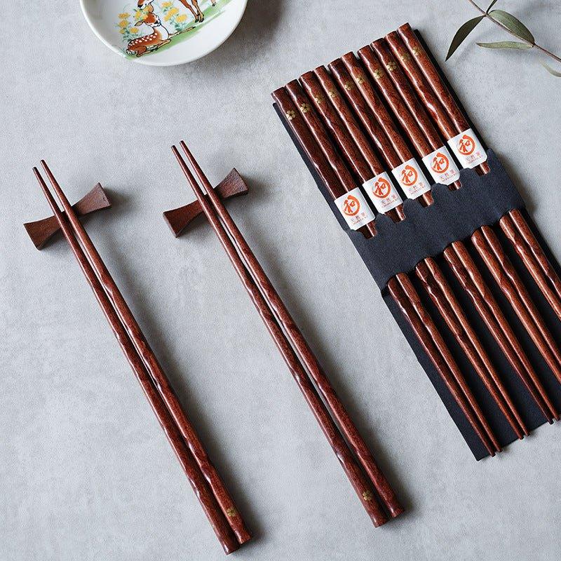 Miyabi Holzessstäbchen-Set mit goldenem Sakura-Motiv