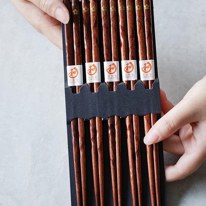 Miyabi Holzessstäbchen-Set mit goldenem Sakura-Motiv
