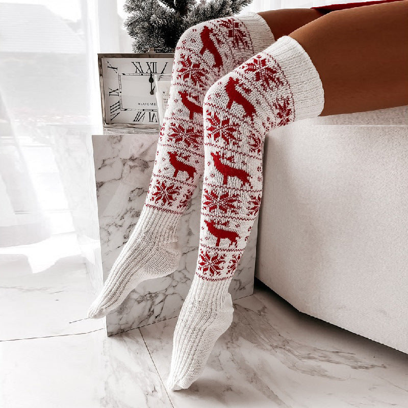 Warme gestrickte Weihnachtssocken bis über das Knie