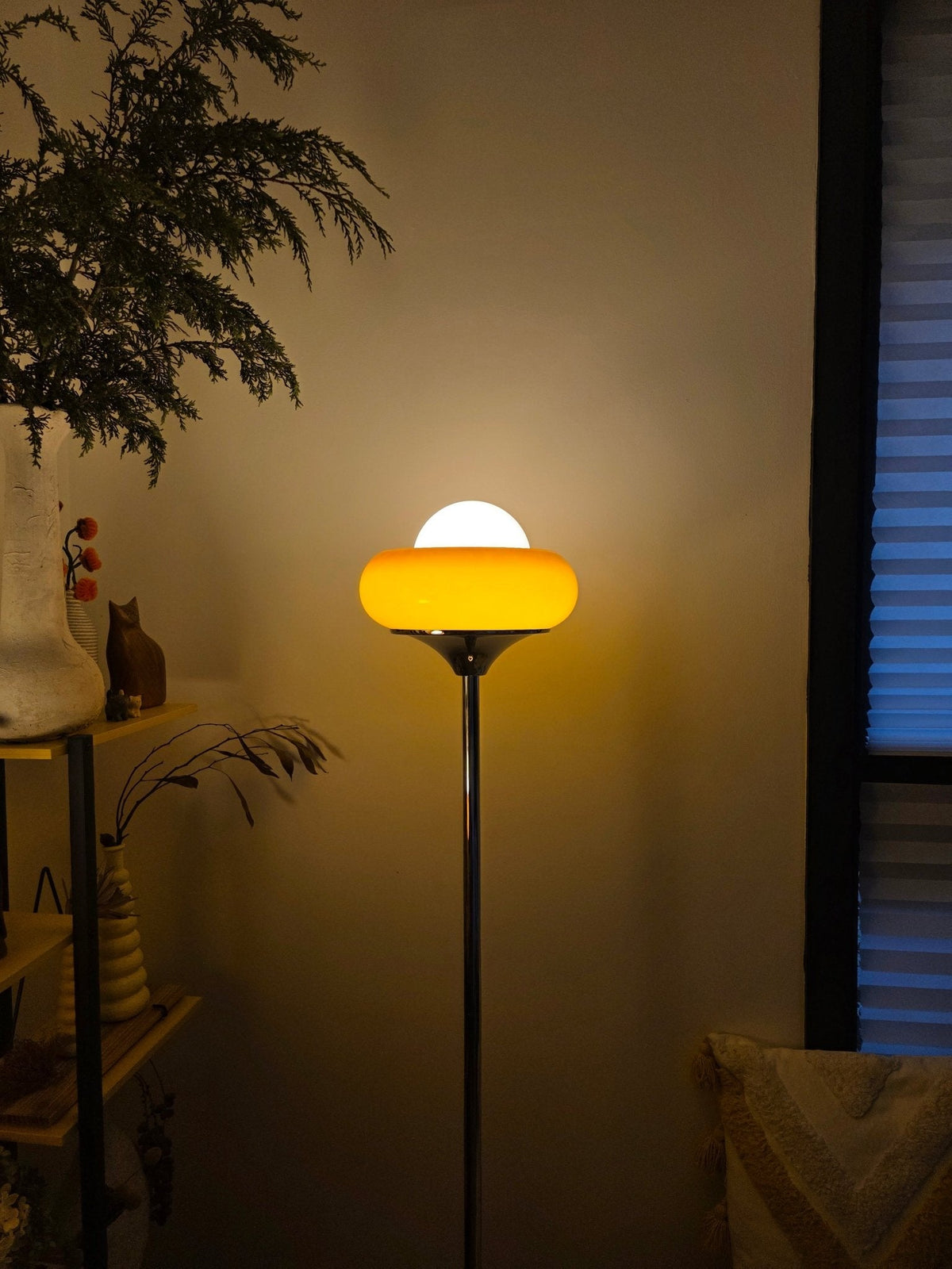 Elke Egg Tart Stehlampe – Verspielte Designlampe mit einzigartiger Formgebung