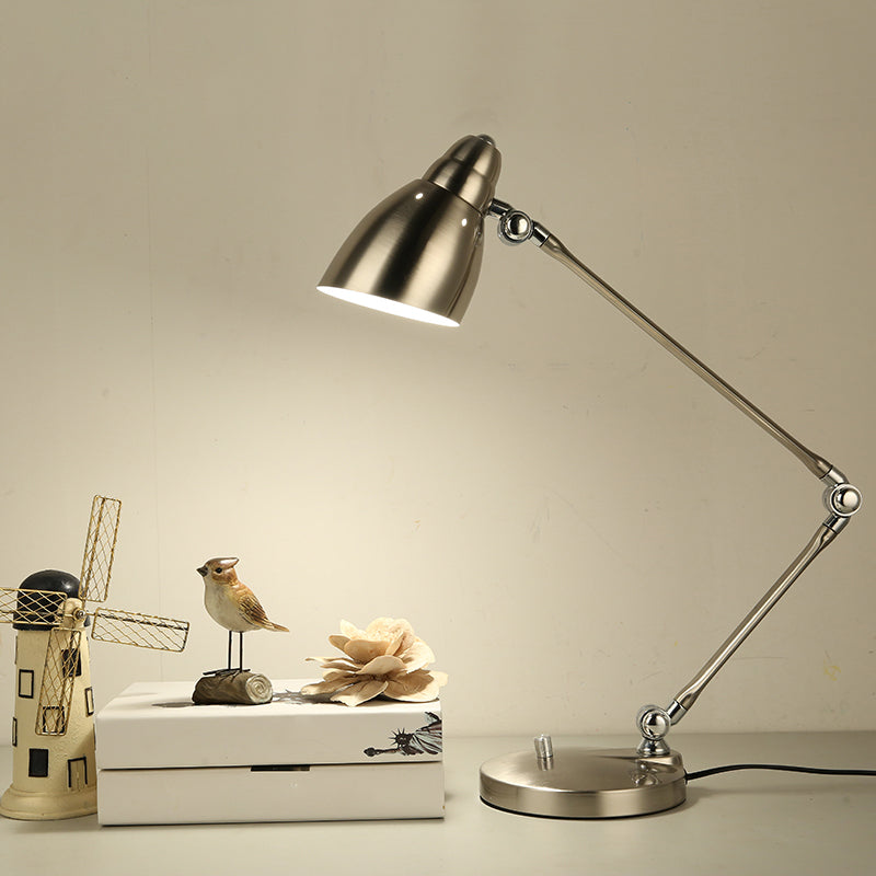 Industrielle Tischlampe aus Metall mit schwenkbarem Arm und Glockenschirm