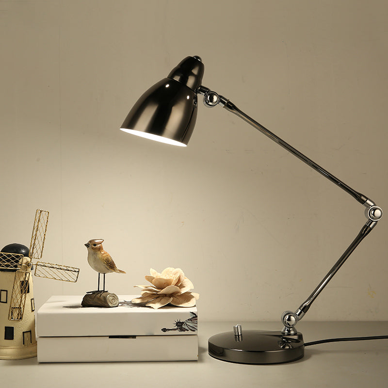 Industrielle Tischlampe aus Metall mit schwenkbarem Arm und Glockenschirm