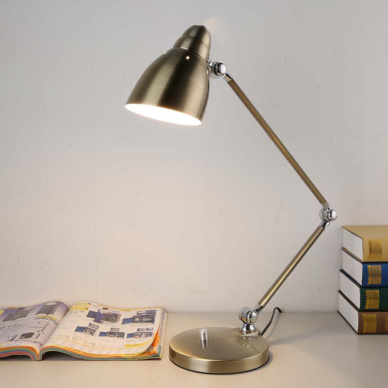 Industrielle Tischlampe aus Metall mit schwenkbarem Arm und Glockenschirm