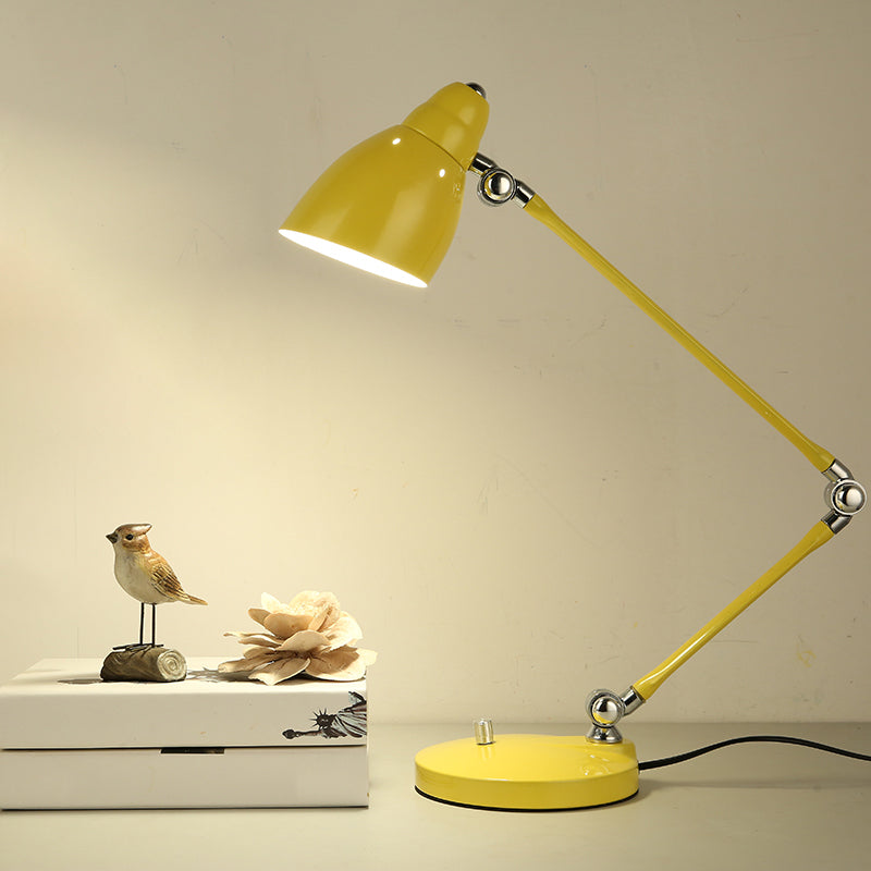 Industrielle Tischlampe aus Metall mit schwenkbarem Arm und Glockenschirm