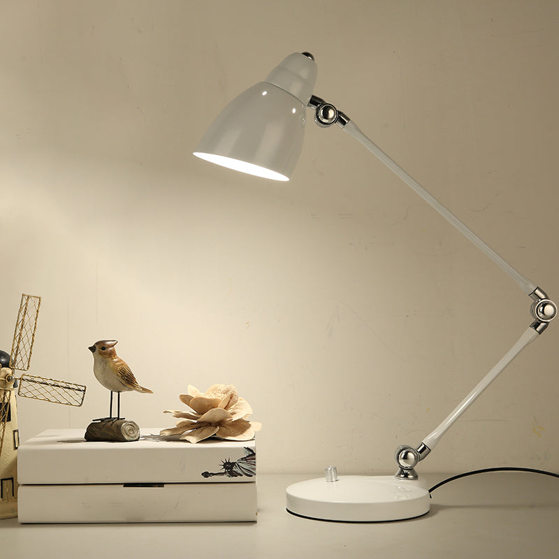 Industrielle Tischlampe aus Metall mit schwenkbarem Arm und Glockenschirm