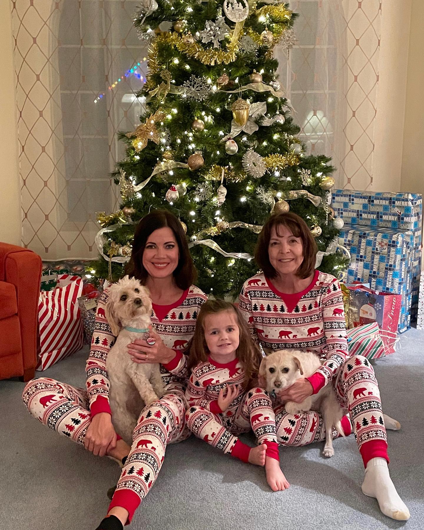Niedliche Weihnachtsbaum- und Bären-Matching-Familien-Weihnachtspajamas
