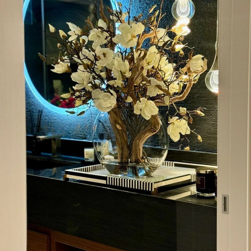 Mondvase mit Magnolien