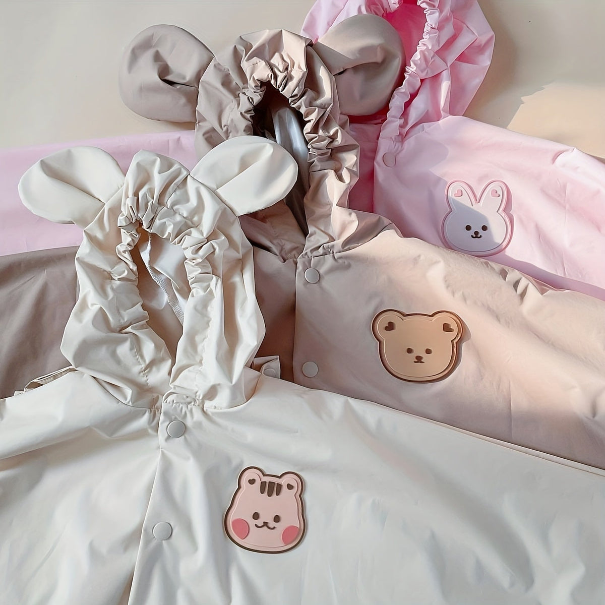 Kinder Regenjacke mit Kapuze – Wasserdichte Jacke mit Bären- oder Hasenmotiv
