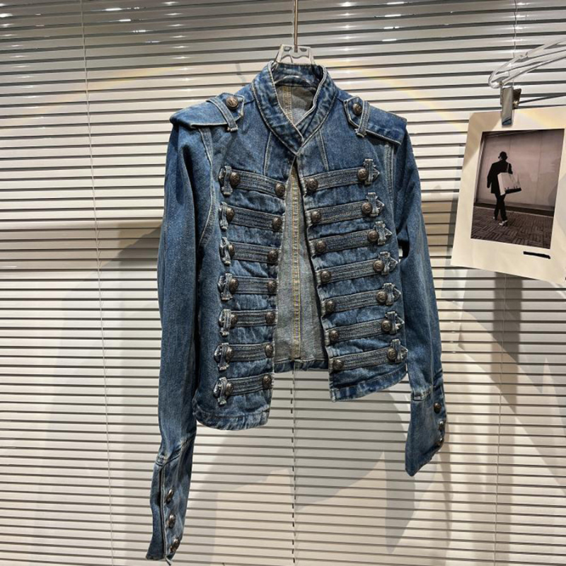 Damenjeansjacke mit Knöpfen und Stehkragen
