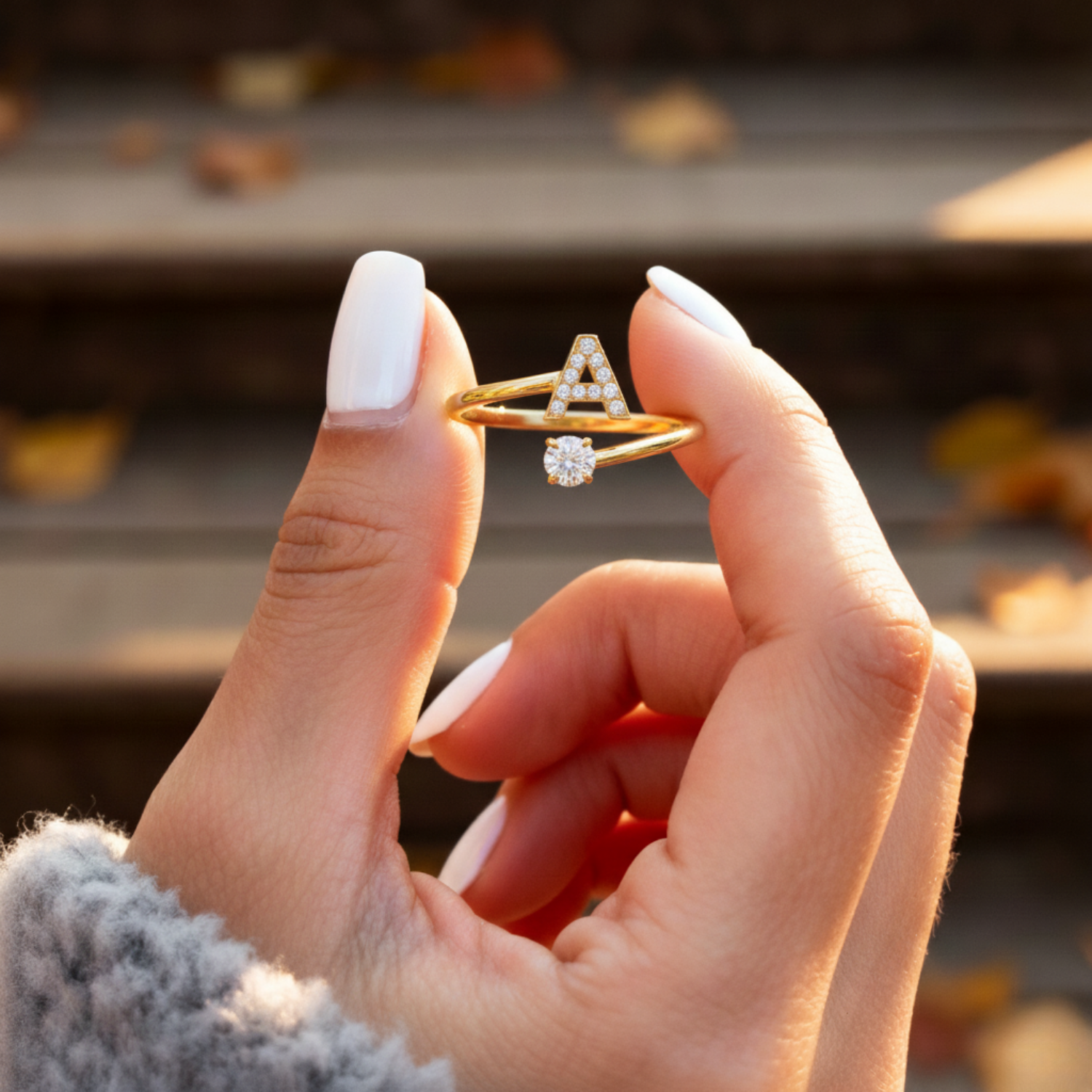 MonoCharm | Verstellbarer Initialring Classic mit Geschenkbox und Kartenbotschaft