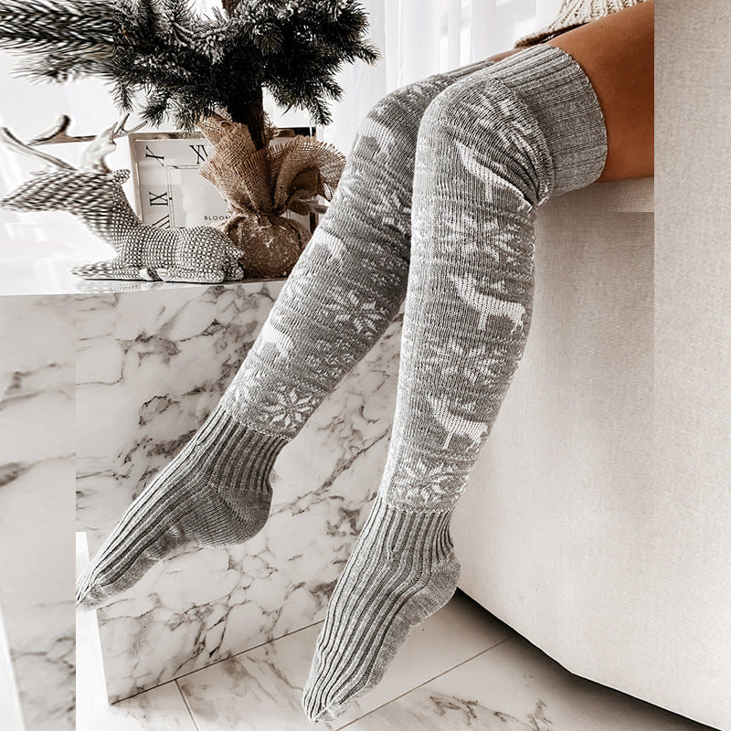 Warme gestrickte Weihnachtssocken bis über das Knie