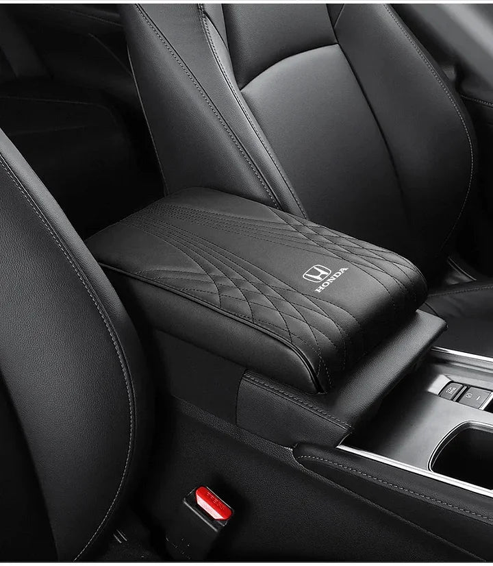 Exklusives Logo Höhenpolster für die Armlehnenabdeckung im Auto