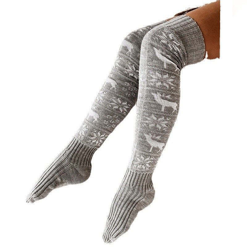 Warme gestrickte Weihnachtssocken bis über das Knie