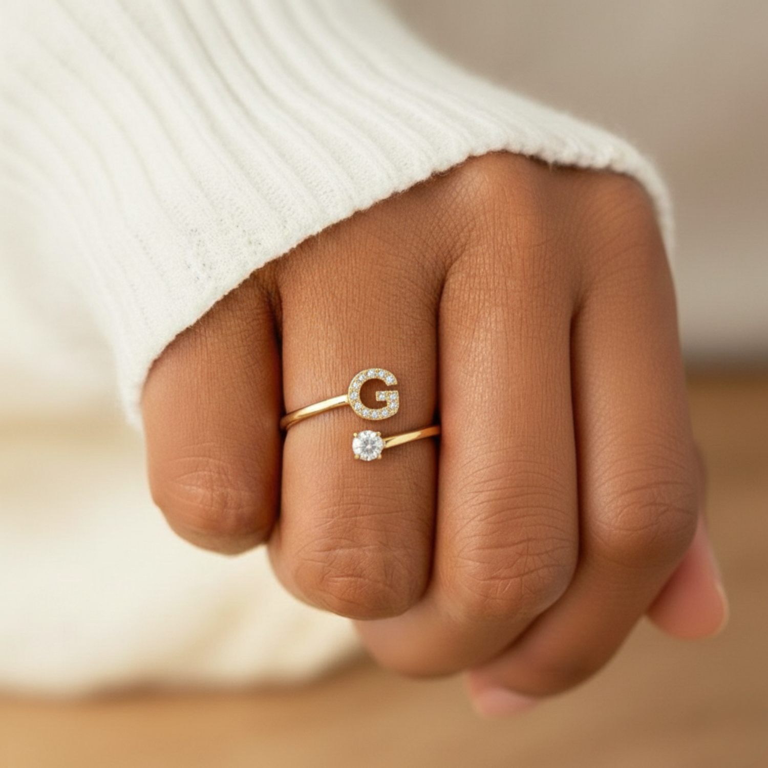 MonoCharm | Verstellbarer Initialring Classic mit Geschenkbox und Kartenbotschaft