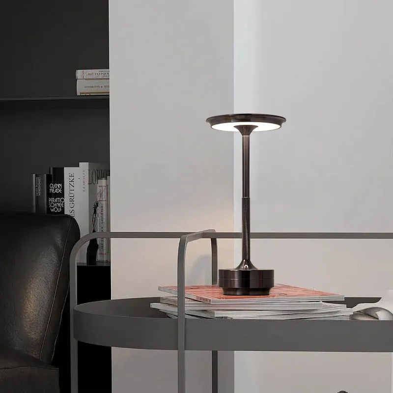 Moderne Messing-Kegel-LED-Akku-Tischlampe 1-Licht