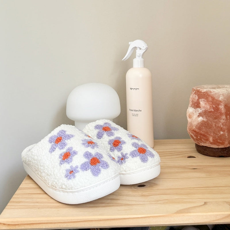 BloomStep Hausschuhe – Bequeme Slipper mit Blumenmuster & rutschfester Sohle