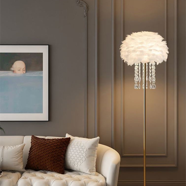 Nordische Stehlampe mit Federn und Kristalllampenschirm – Elegante Designbeleuchtung