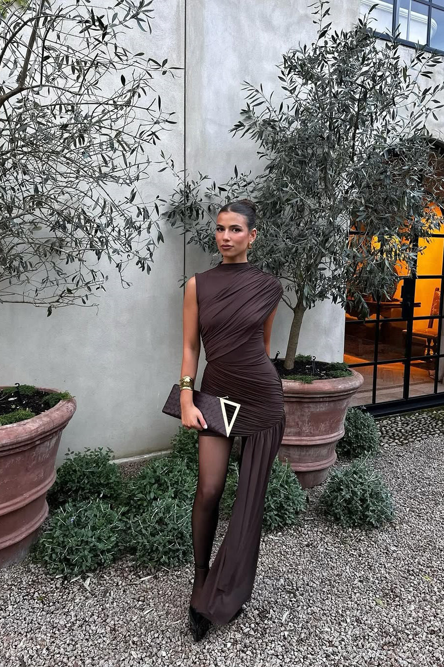 ChicAura Minikleid | Elegantes, asymmetrisches Rüschen-Design in sattem Schokoladenbraun für Hochzeitsgäste