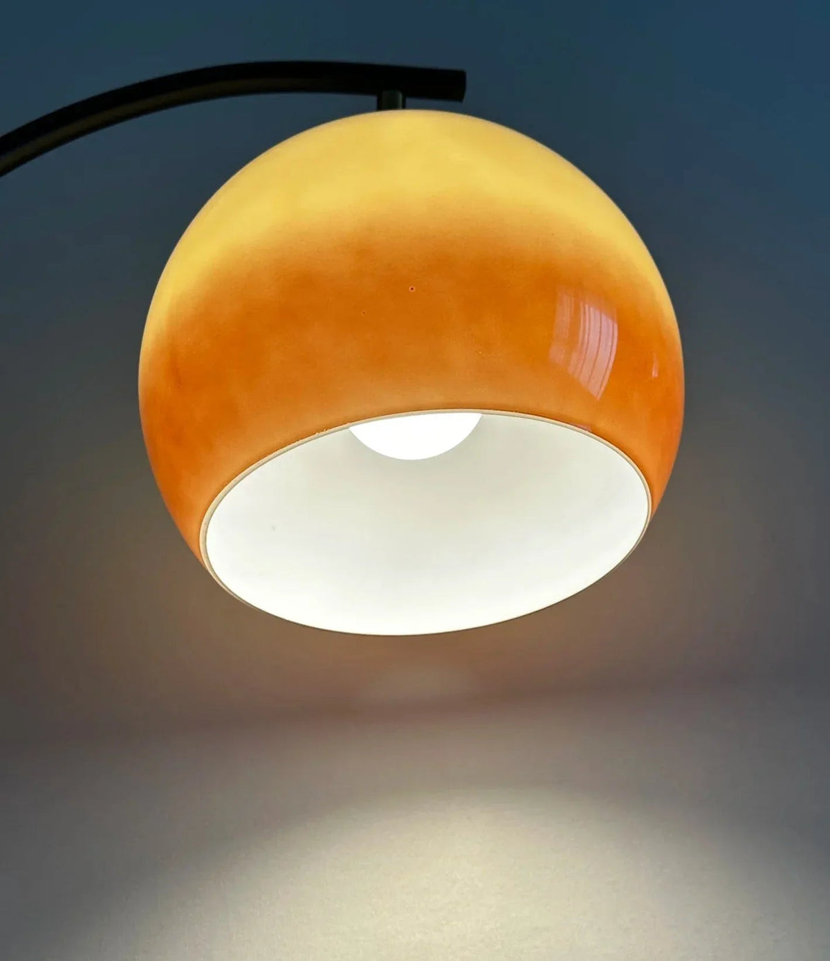 Bauhaus Arc Stehlampe mit Gläsernem Lampenschirm – Minimalistische Designlampe