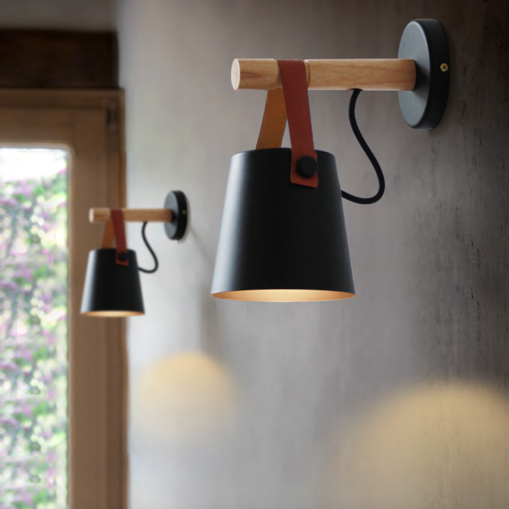 Wandlampe aus Holz mit hängendem Schirm