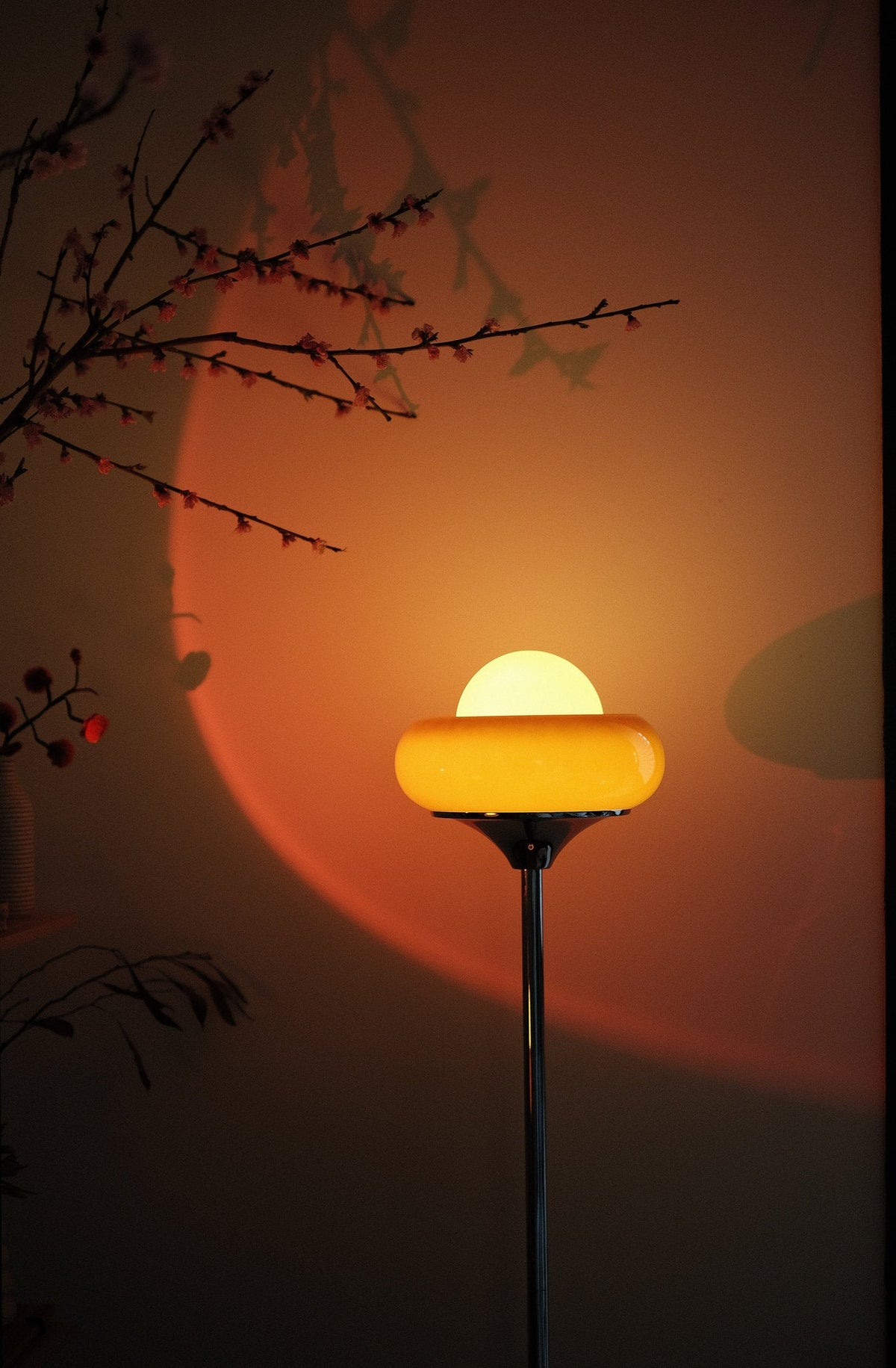 Elke Egg Tart Stehlampe – Verspielte Designlampe mit einzigartiger Formgebung
