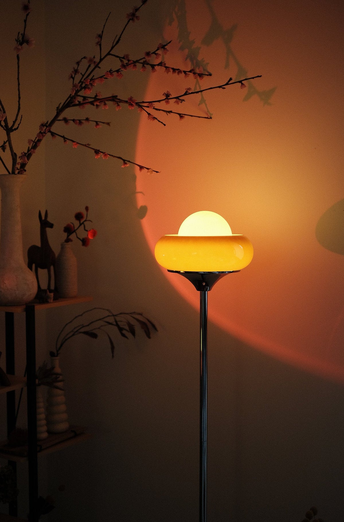 Elke Egg Tart Stehlampe – Verspielte Designlampe mit einzigartiger Formgebung