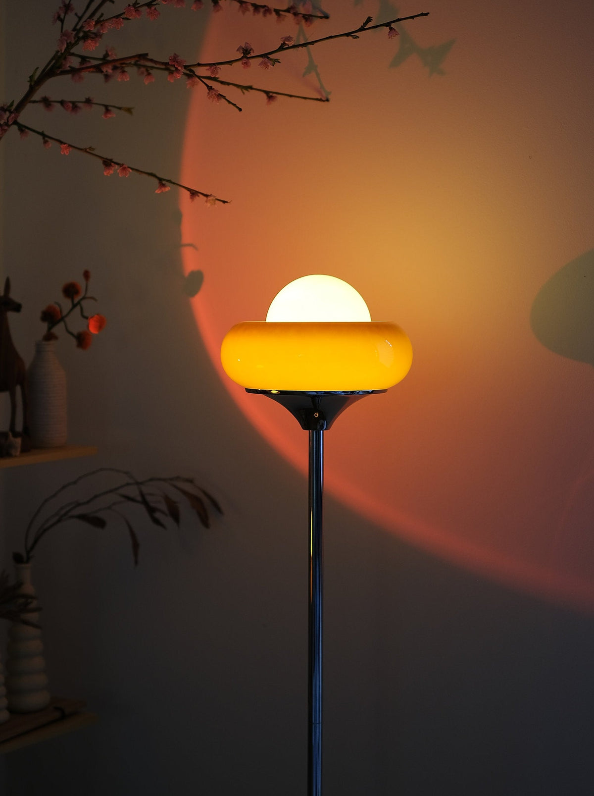Elke Egg Tart Stehlampe – Verspielte Designlampe mit einzigartiger Formgebung