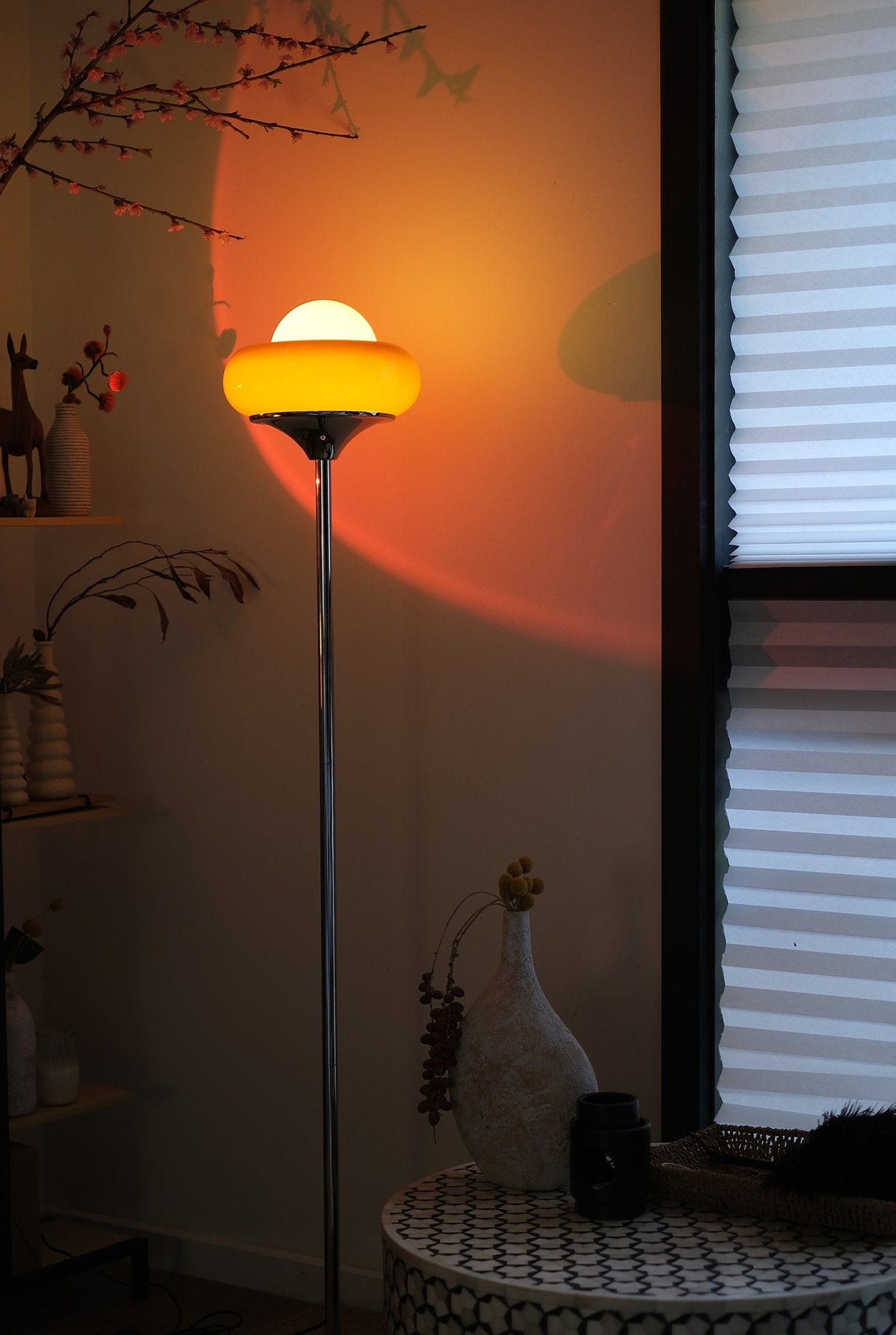 Elke Egg Tart Stehlampe – Verspielte Designlampe mit einzigartiger Formgebung