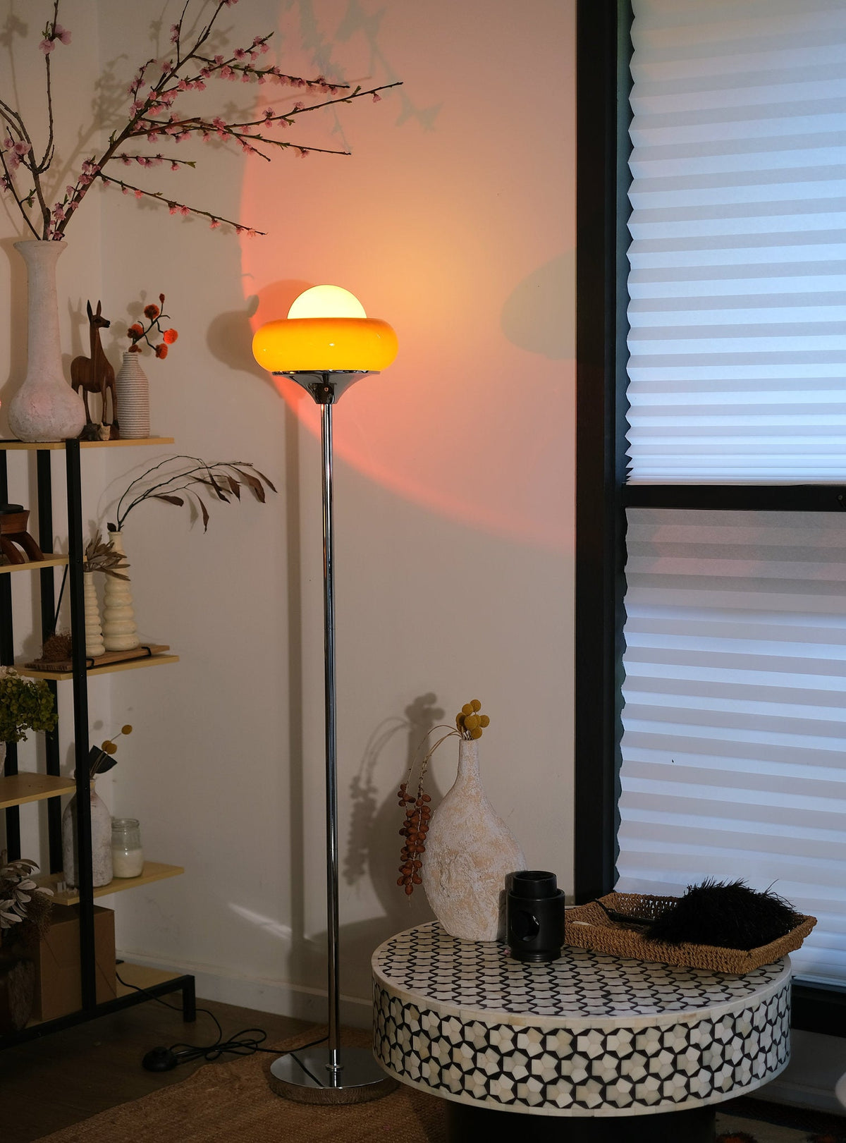 Elke Egg Tart Stehlampe – Verspielte Designlampe mit einzigartiger Formgebung