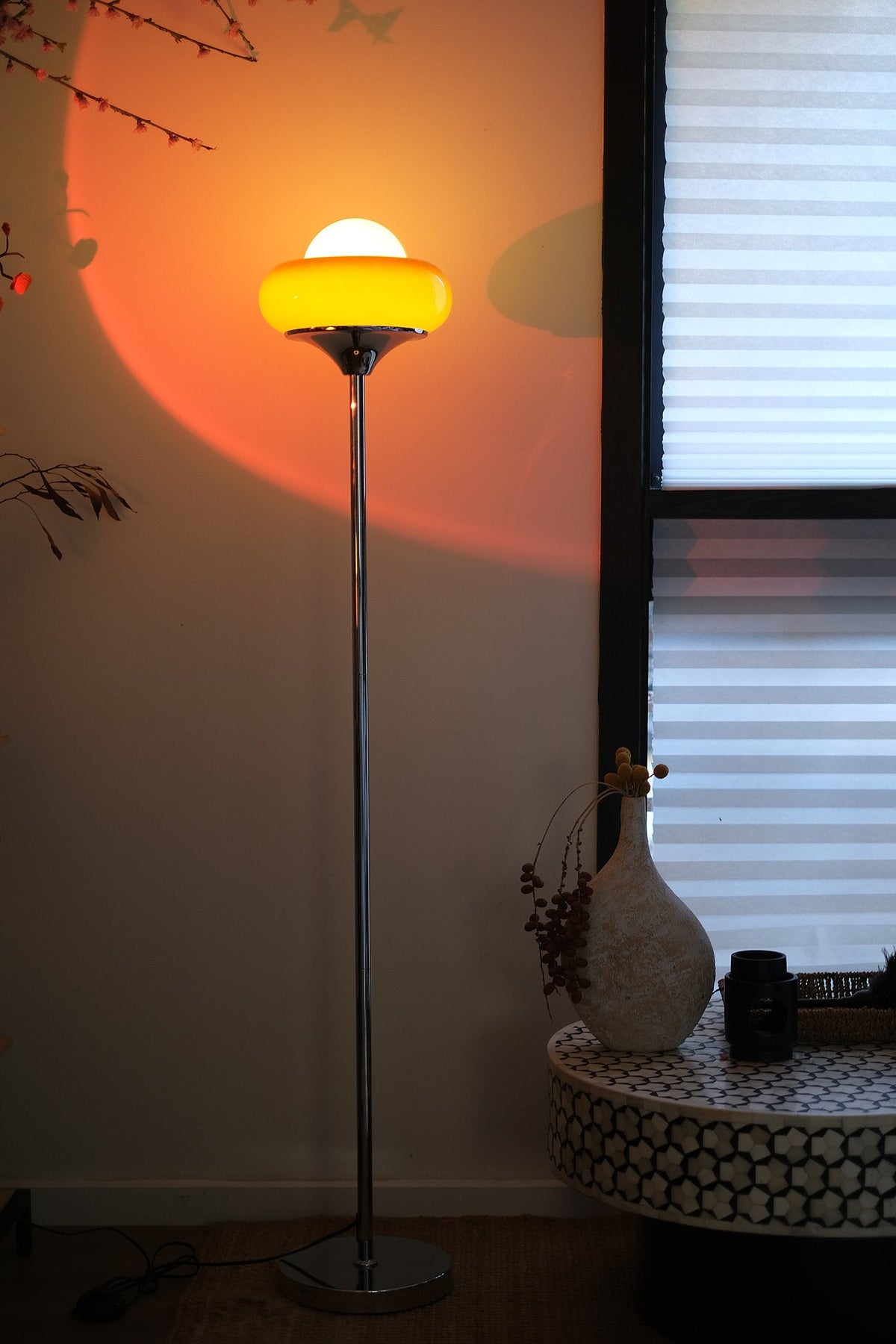 Elke Egg Tart Stehlampe – Verspielte Designlampe mit einzigartiger Formgebung