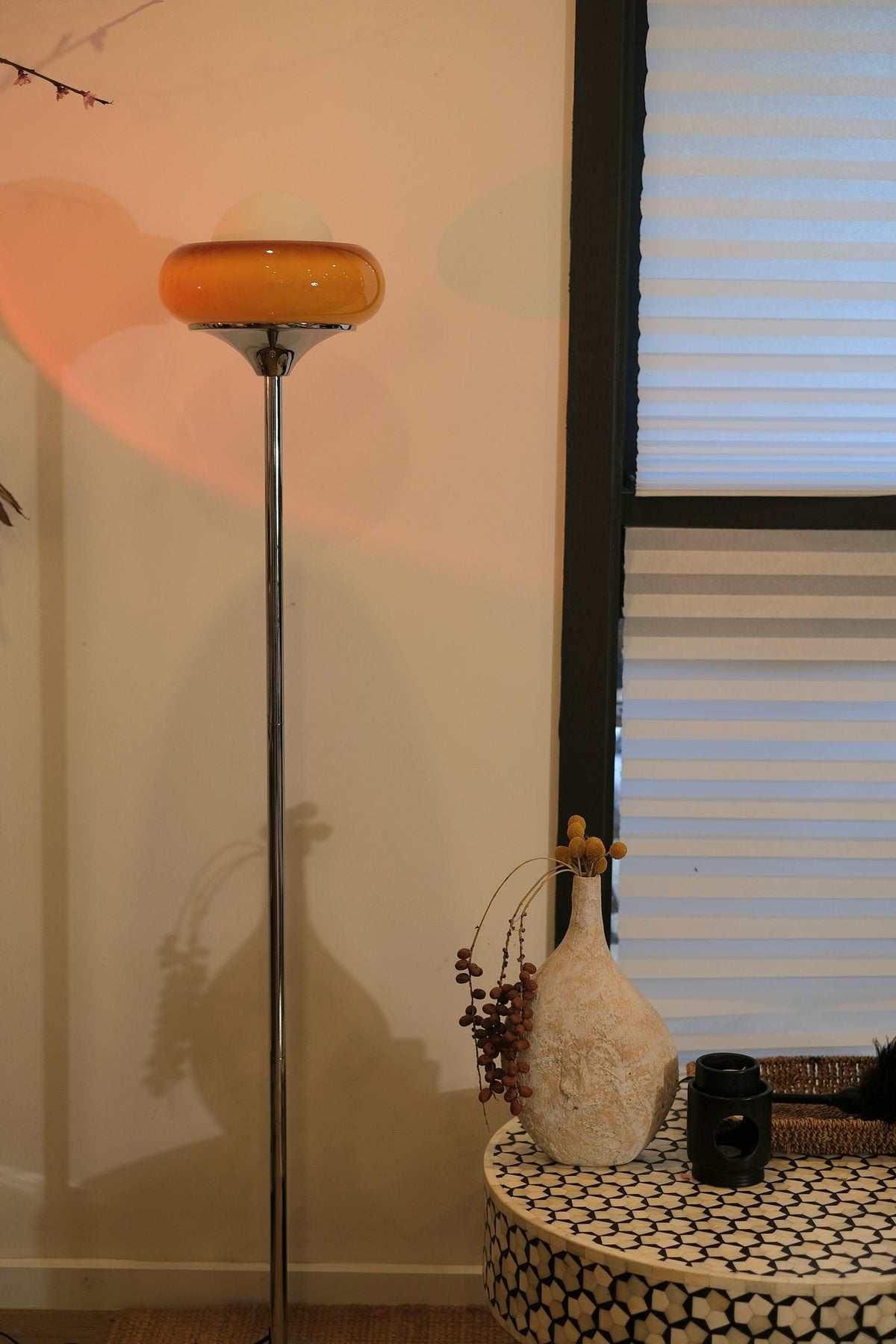 Elke Egg Tart Stehlampe – Verspielte Designlampe mit einzigartiger Formgebung