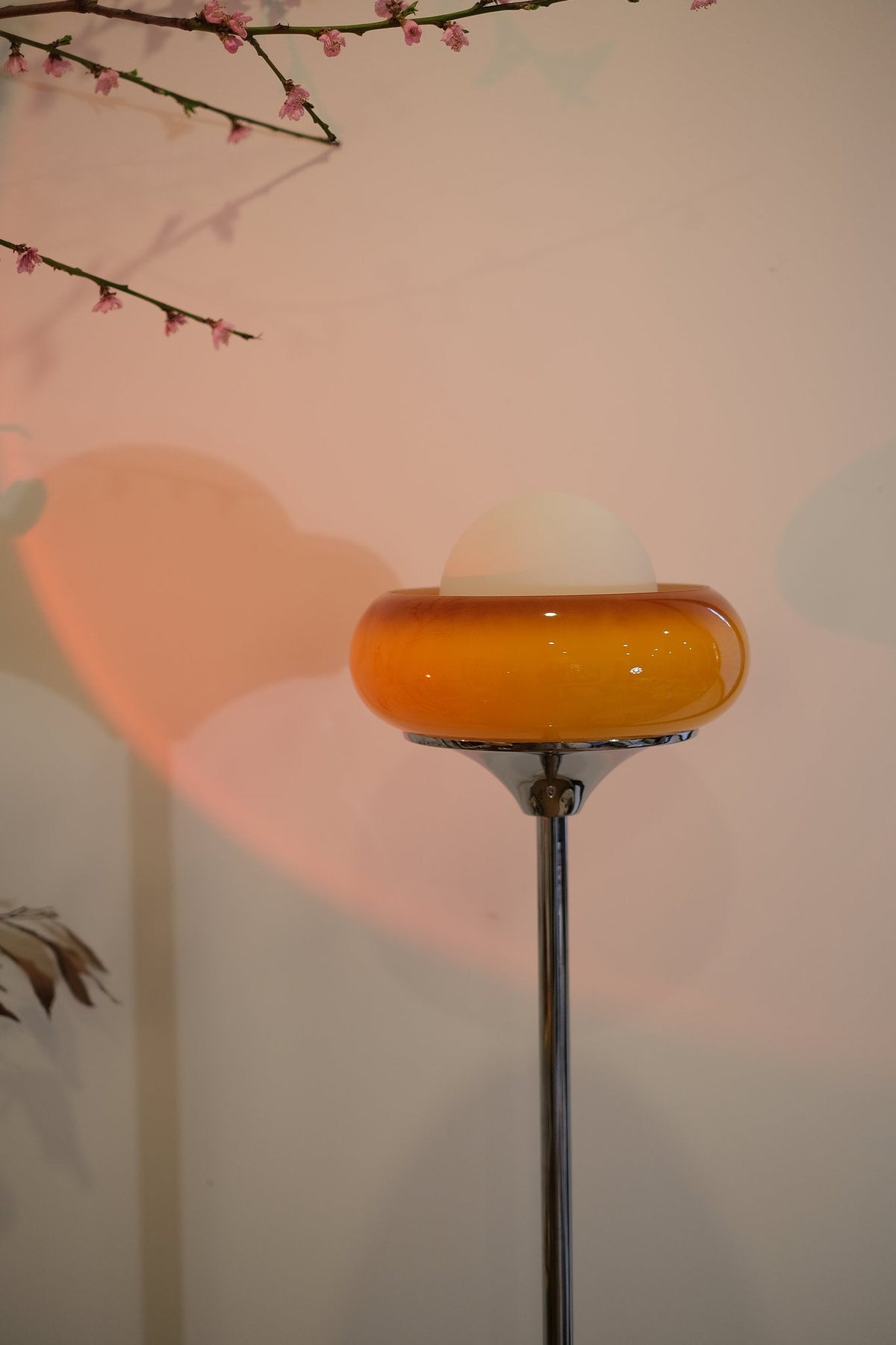 Elke Egg Tart Stehlampe – Verspielte Designlampe mit einzigartiger Formgebung