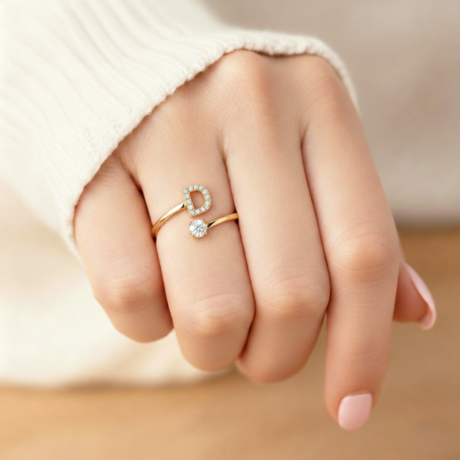MonoCharm | Verstellbarer Initialring Classic mit Geschenkbox und Kartenbotschaft