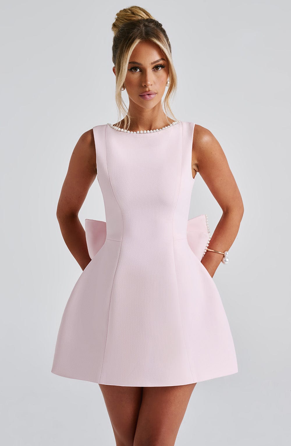ChicTwist Minikleid | Entzückendes Kleid mit stilvollem Schleifen-Design am Rücken
