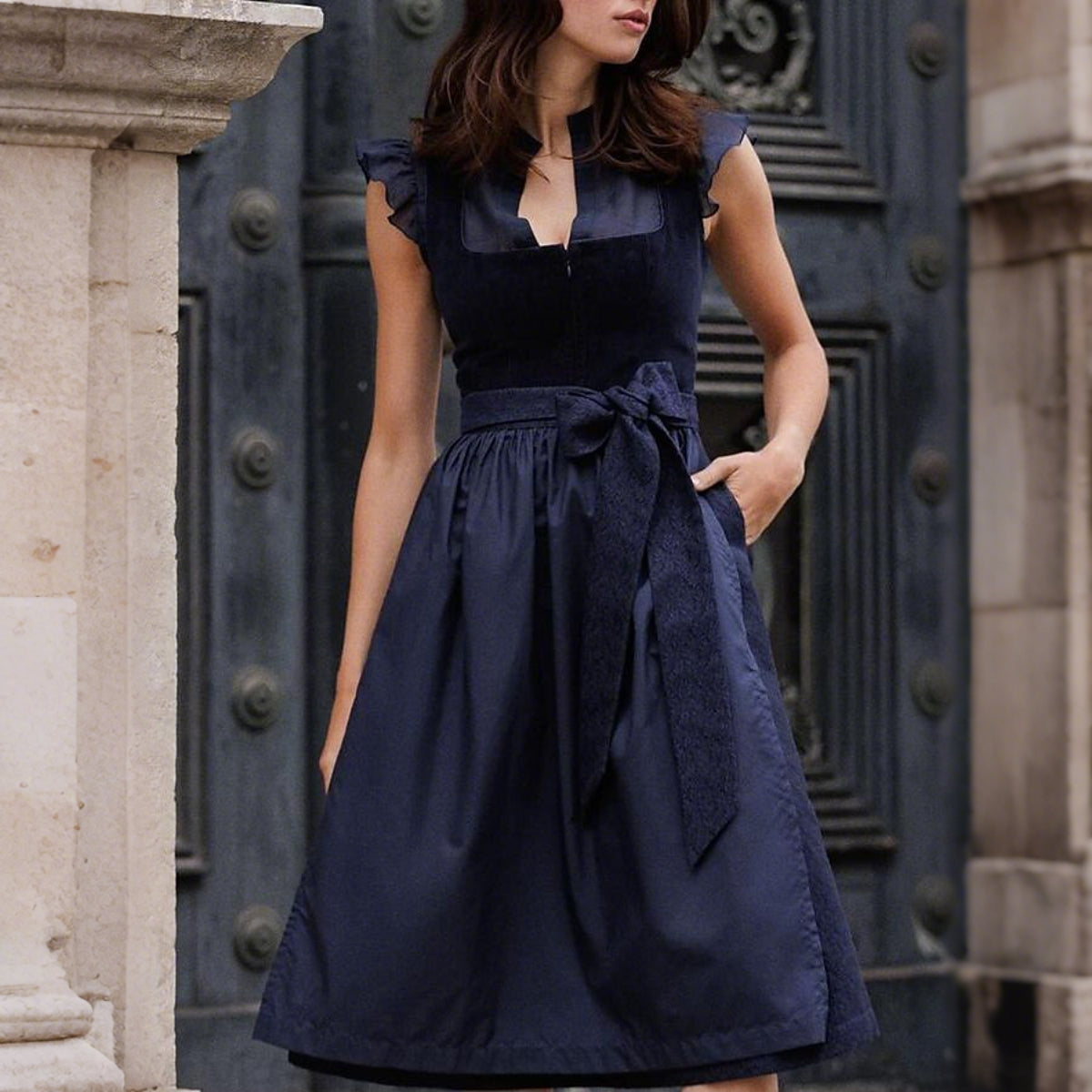 Dirndl Kleid Alpencharme – Marineblaue Damenkleid mit Schürze für das Oktoberfest
