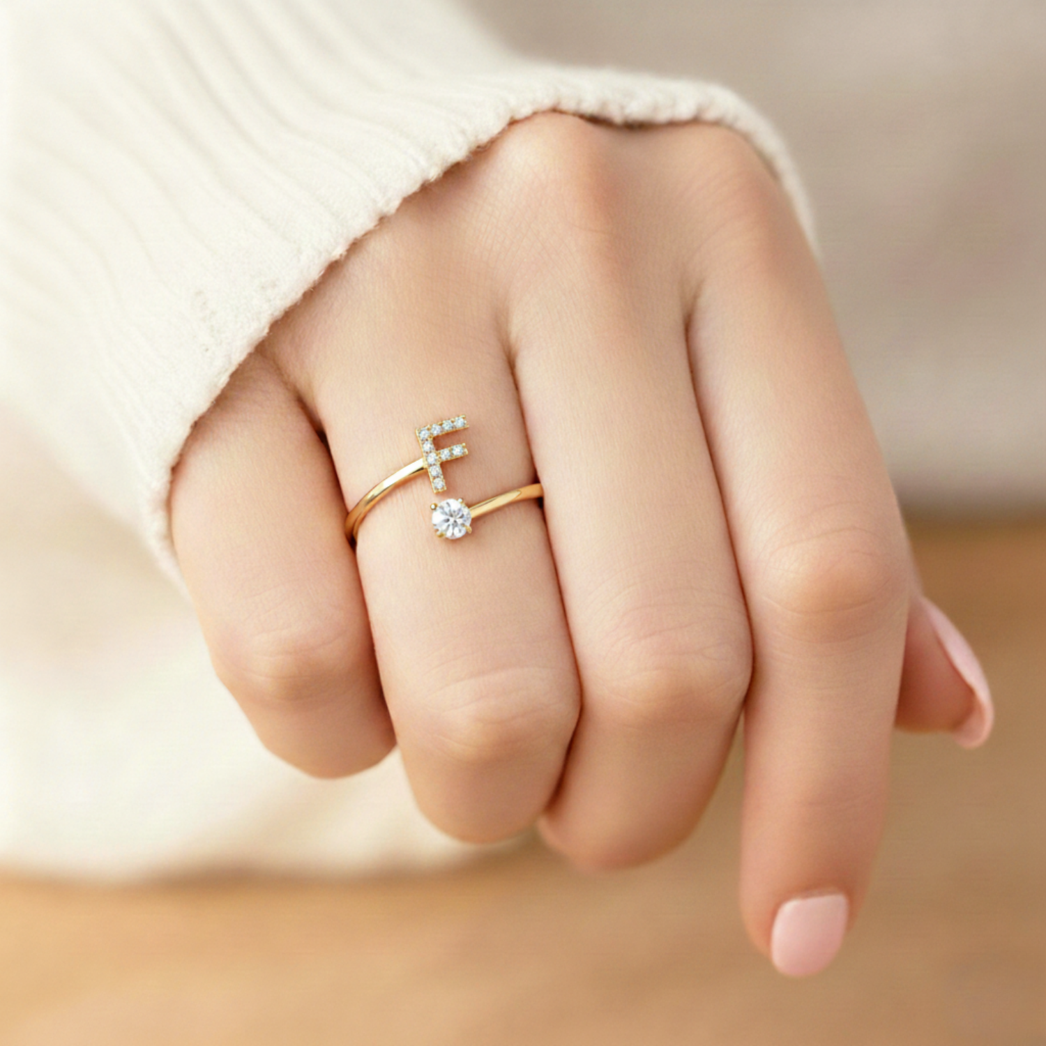 MonoCharm | Verstellbarer Initialring Classic mit Geschenkbox und Kartenbotschaft