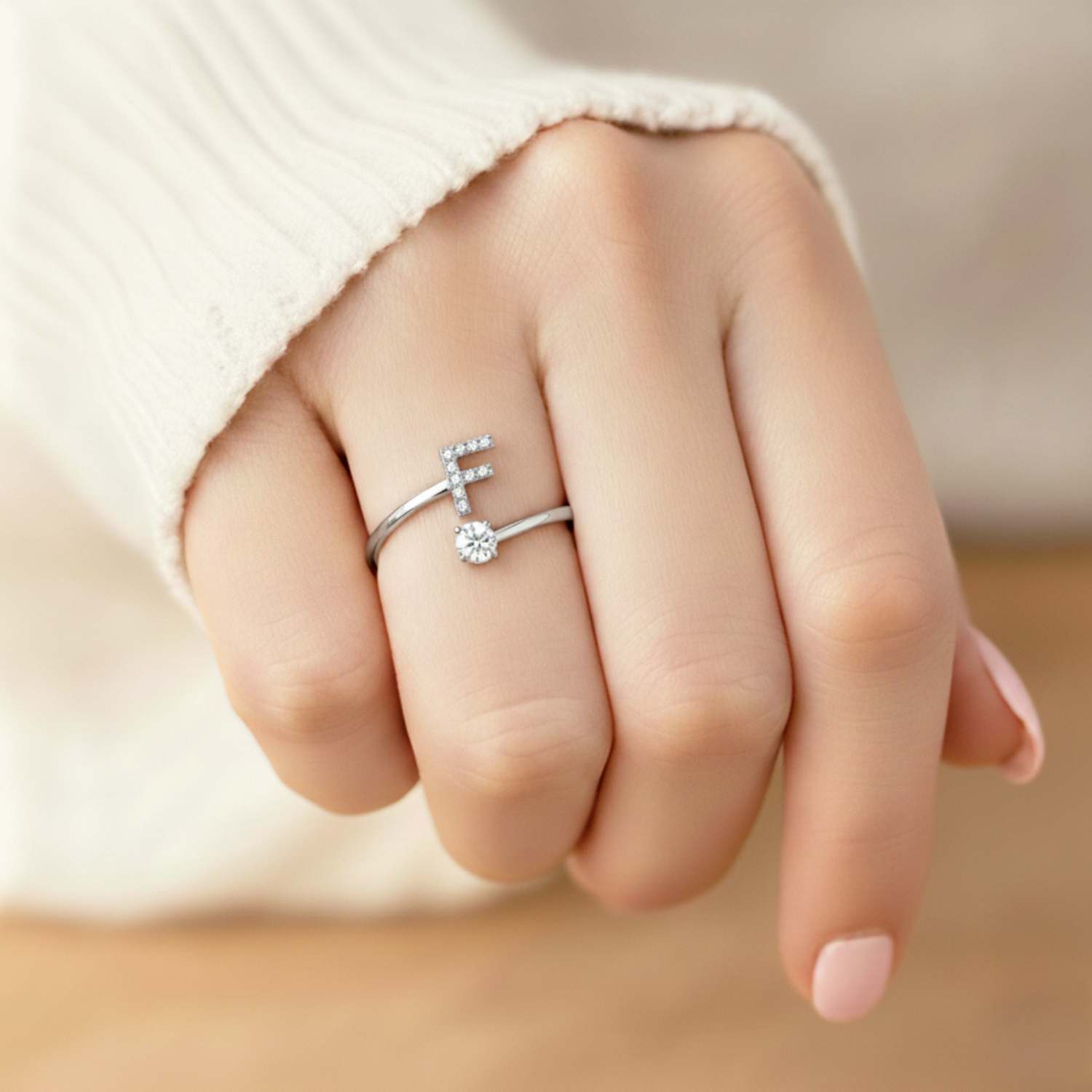 MonoCharm | Verstellbarer Initialring Classic mit Geschenkbox und Kartenbotschaft