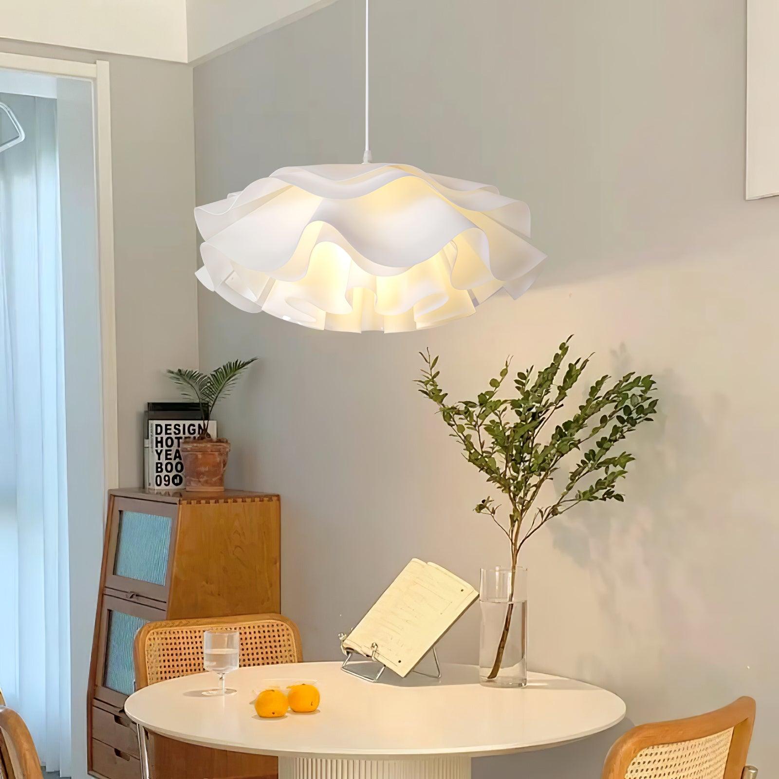 Blumenförmige weiße Pendelleuchte