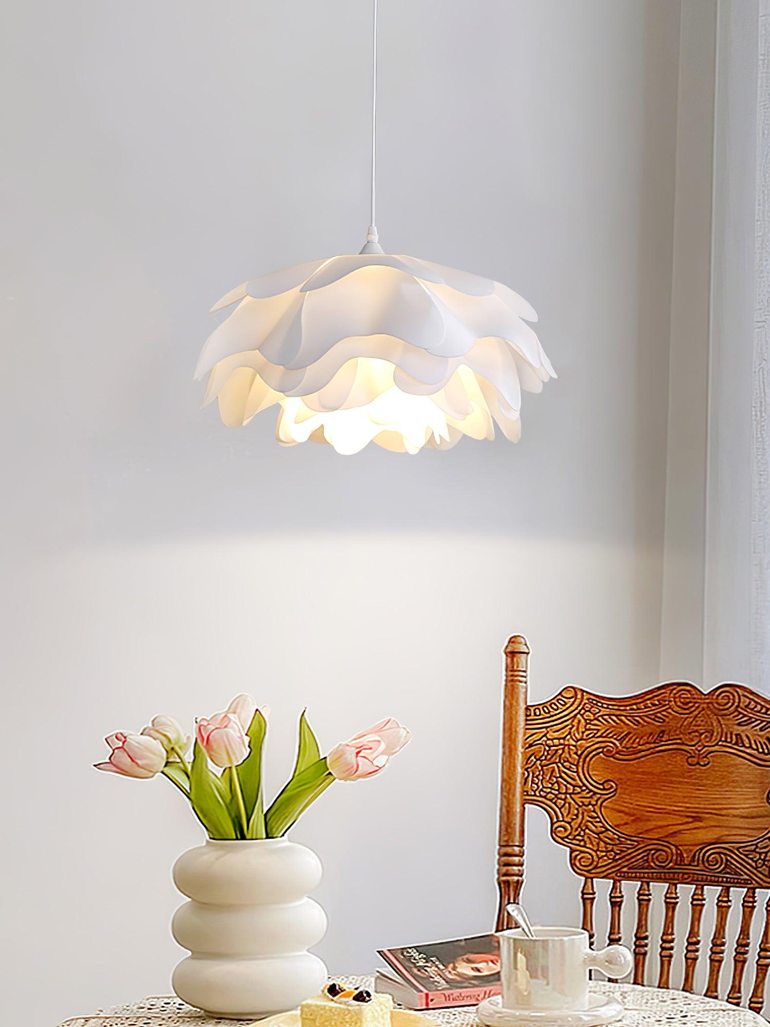 Blumenförmige weiße Pendelleuchte