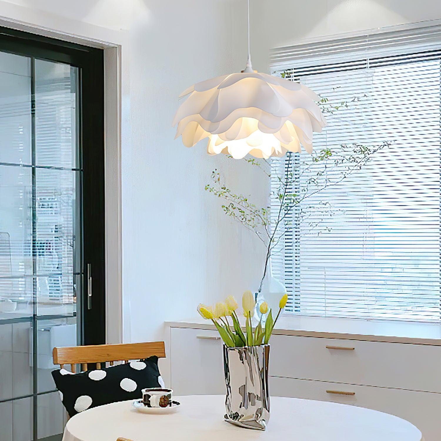 Blumenförmige weiße Pendelleuchte