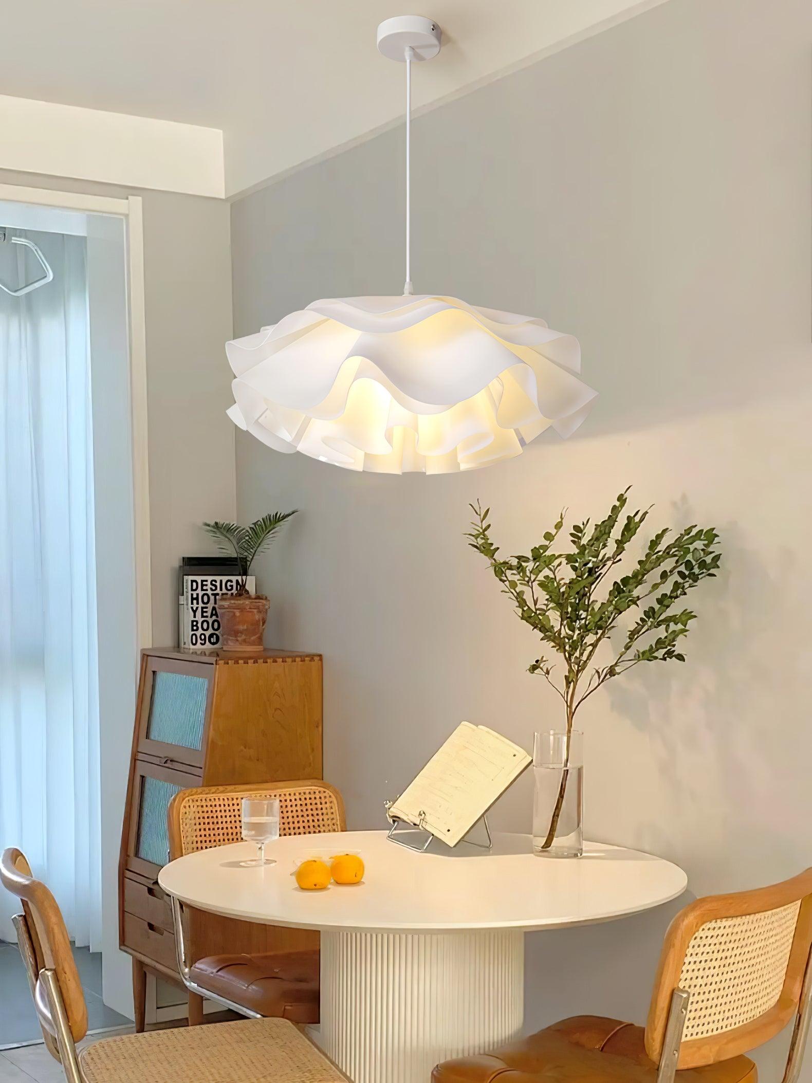 Blumenförmige weiße Pendelleuchte