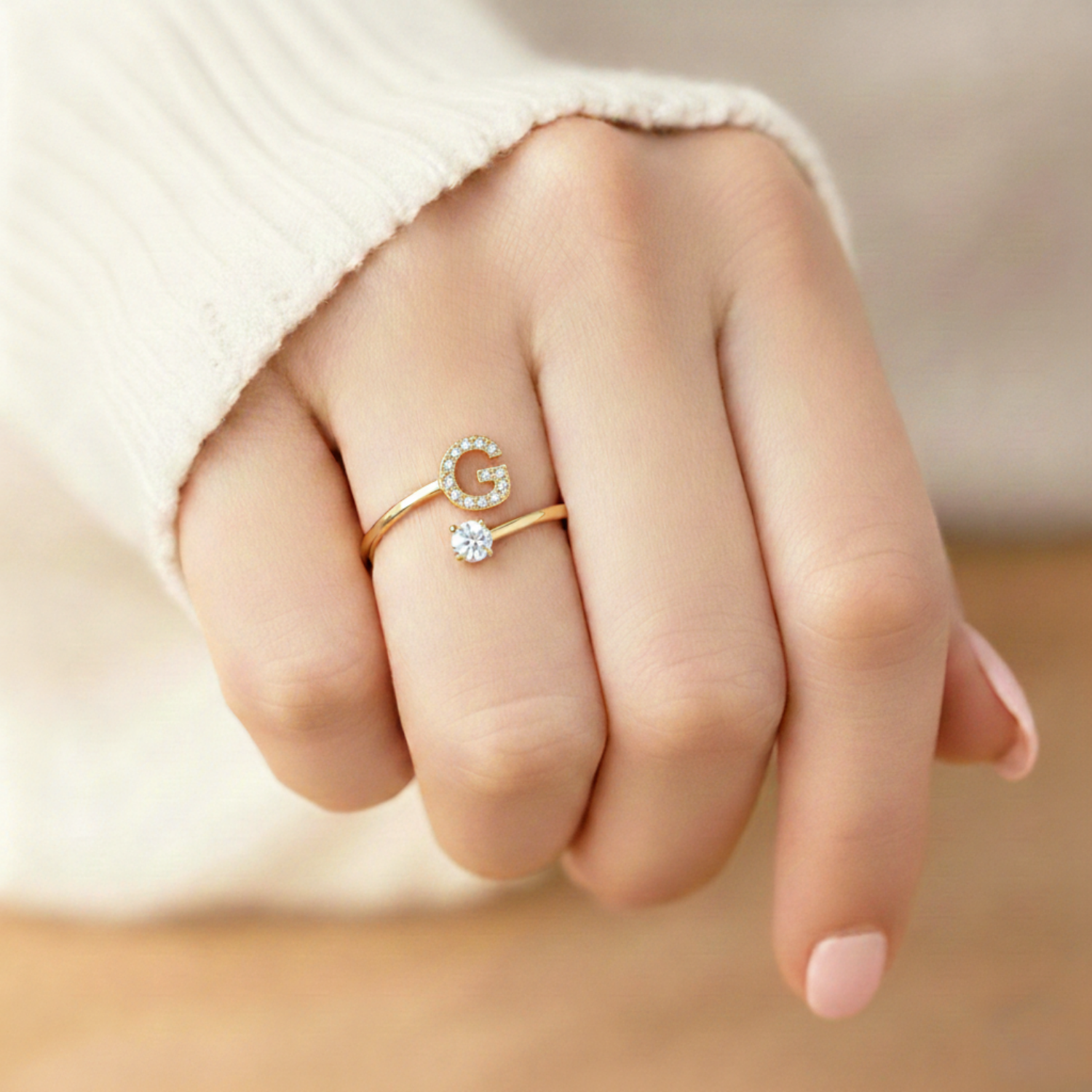 MonoCharm | Verstellbarer Initialring Classic mit Geschenkbox und Kartenbotschaft