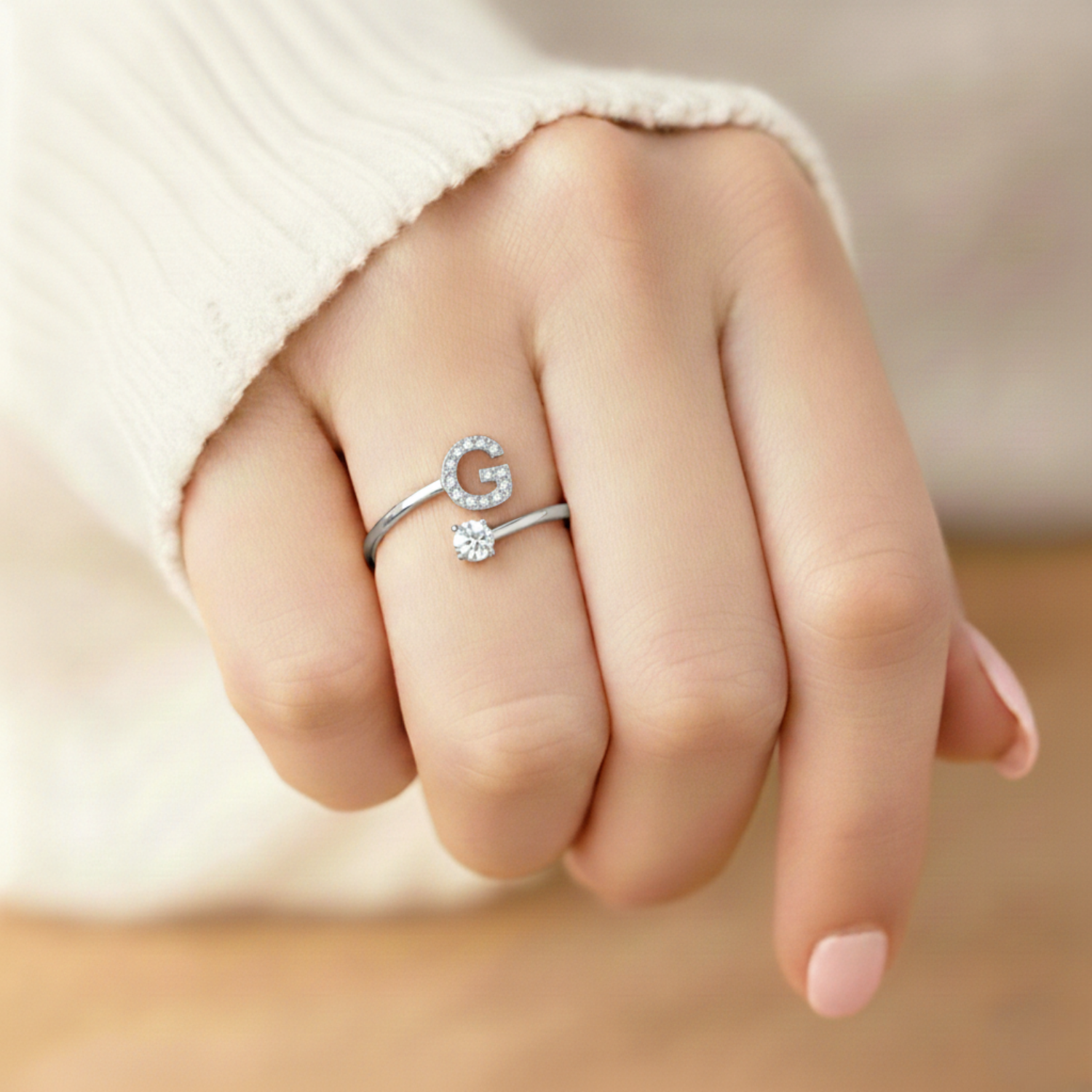 MonoCharm | Verstellbarer Initialring Classic mit Geschenkbox und Kartenbotschaft