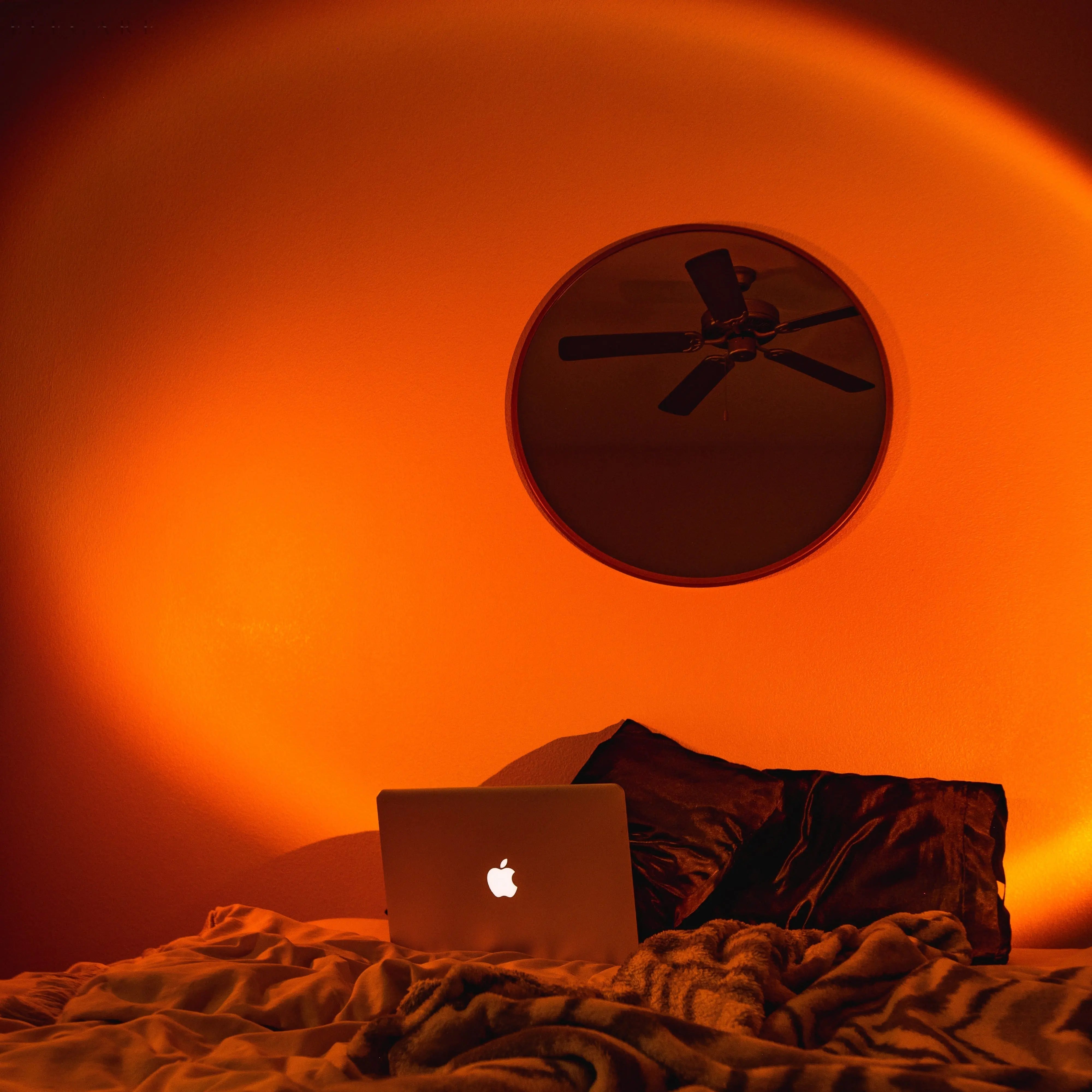 GoldenGleam | LED Projektionslampe mit Sonnenuntergangseffekt und Fernbedienung
