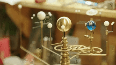 KosmosMaster Grand Orrery – Handgefertigtes Modell des Sonnensystems mit 28 Monden und 9 Planeten