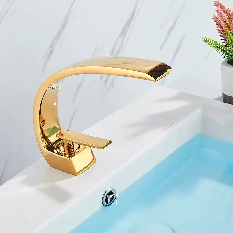 Luxuriater Wasserhahn Elegantes Design für Dein Badezimmer