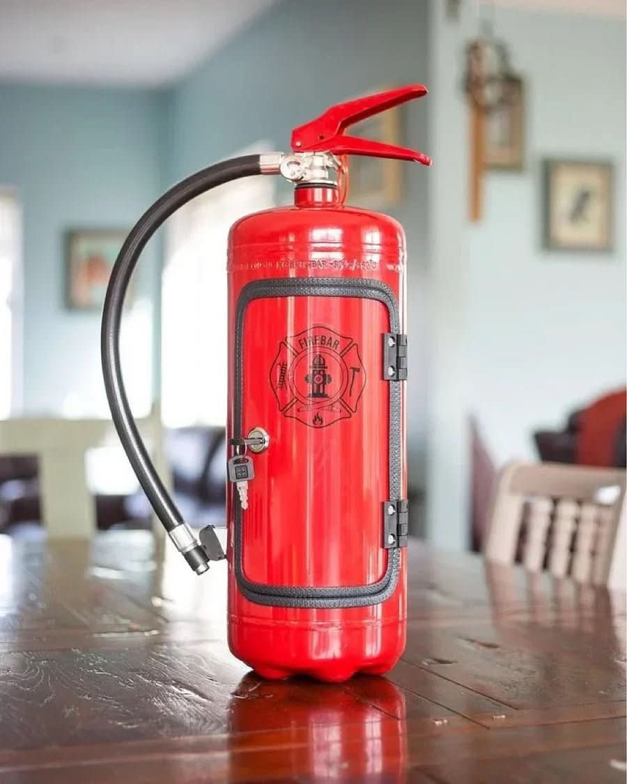 Versteckte FeuerBar – Versteckte Mini-Bar im Feuerlöscher-Design für stilvolle Getränkeaufbewahrung
