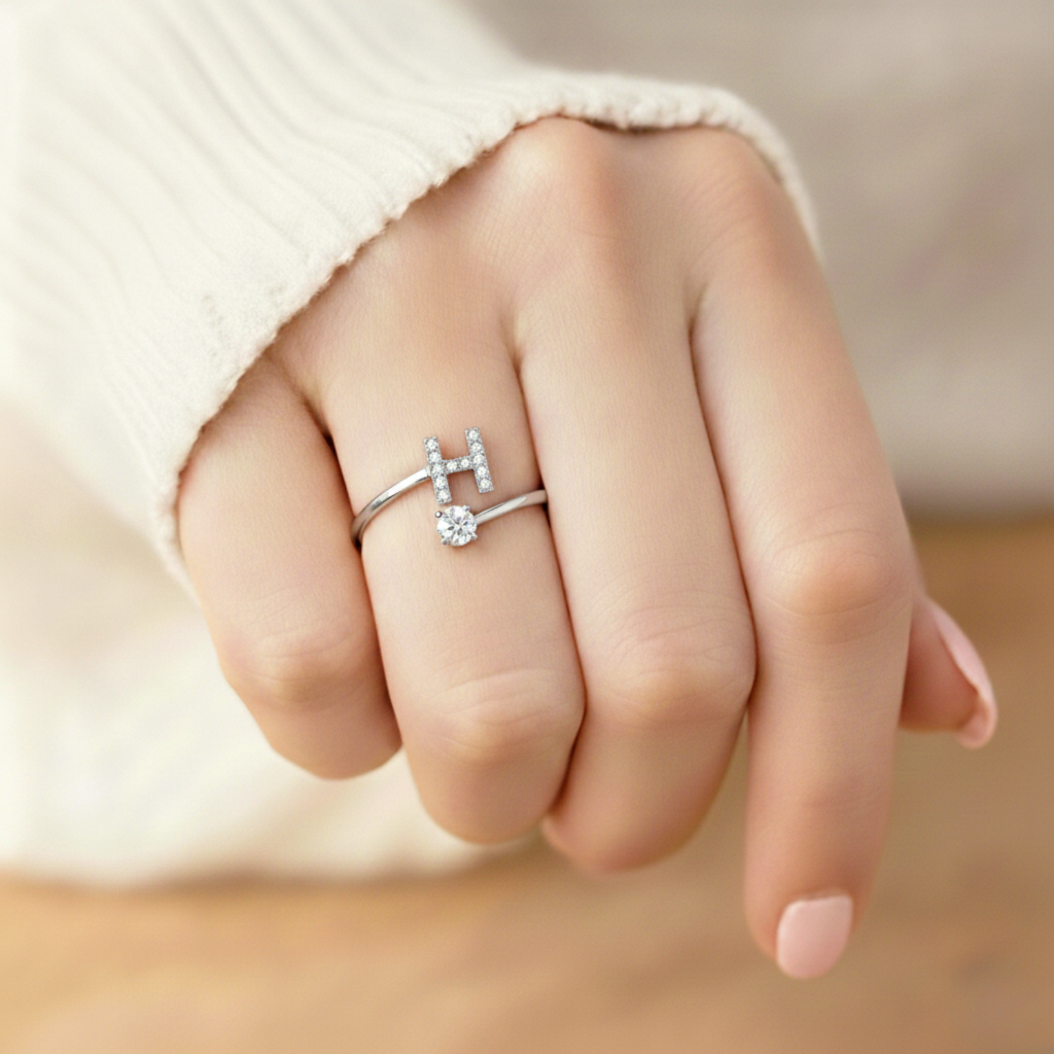 MonoCharm | Verstellbarer Initialring Classic mit Geschenkbox und Kartenbotschaft